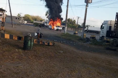 Van que transportava pacientes de Sapeaçu pega fogo na BR-324; não houve feridos