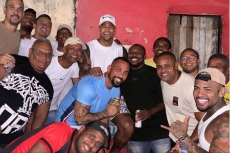 Léo Santana curte noite na Boa Vista do Lobato e reencontra amigos de infância