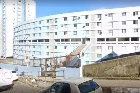 Comunicado de síndica adverte “amor barulhento” e urina pela janela em condomínio