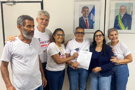 Professores protocolam propostas sobre valorização dos profissionais da educação junto à Serin