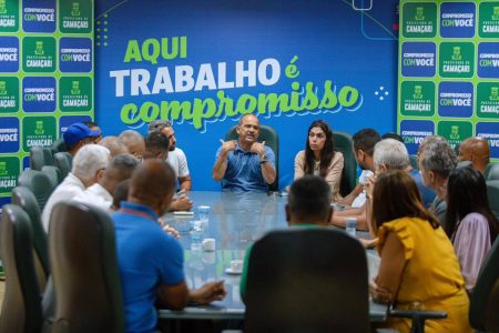 Camaçari: Elinaldo anuncia continuidade do transporte universitário após ajustes administrativos
