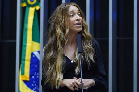 PEC que propõe redução da jornada de trabalho para 4 dias alcança assinaturas necessárias, afirma Erika Hilton