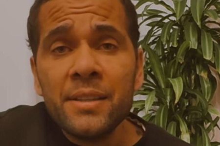 Condenado por estupro, Daniel Alves aparece cantando gospel nas redes Condenado por estupro, Daniel Alves aparece cantando gospel nas redes