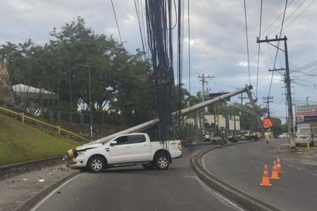 Acidente com caminhonete derruba postes e causa engarrafamento em São Rafael