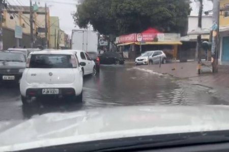 Lauro de Freitas: Ruas alagadas dificultam a locomoção dos motoristas e pedestres