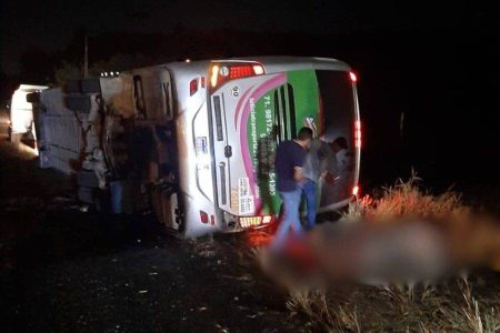 Ônibus que tombou em Catu operava sem licença, afirma ANTT