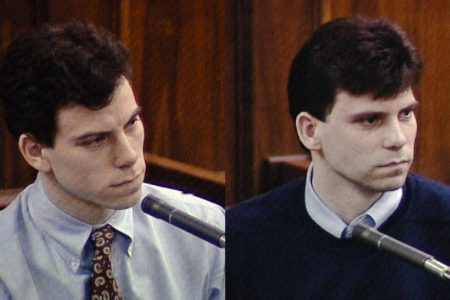 Irmãos Menendez participam de audiência que pode revisar sentenças após 30 anos