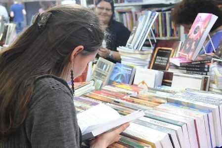 Livro celebra cinco anos do Coletivo Raiz Livraria e destaca força da literatura independente baiana
