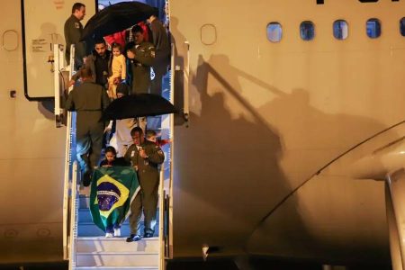 Operação Raízes do Cedro: décimo segundo voo chegou hoje no Brasil