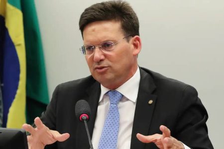 Roma aparece tecnicamente empatado com Coronel e Wagner na disputa pelo Senado, aponta pesquisa