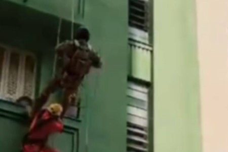 Bombeiro cai de quatro andares durante resgate em Porto Alegre