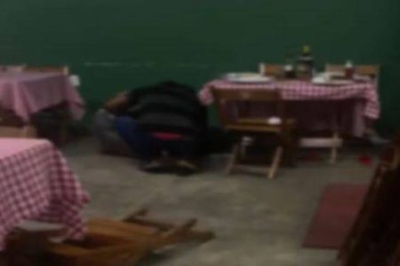 Itabela: Ataque em pizzaria deixa homem morto e filha de 2 anos ferida