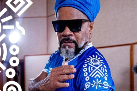 Camisa do Esporte Clube Bahia é lançada com inspiração em Carlinhos Brown