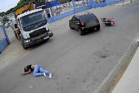 VÍDEO: Motociclista é arremessado em colisão com carro em Juazeiro