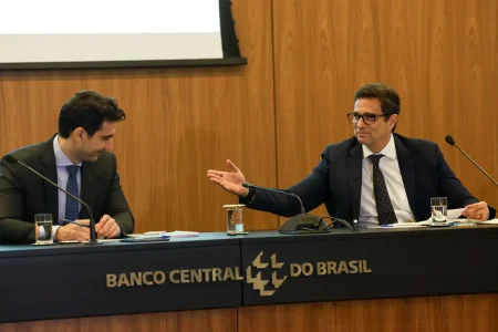 Campos Neto exalta passagem de comando no Banco Central