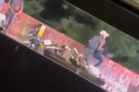Vídeo: homem é jogado de ponte durante abordagem policial