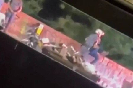 Policial que jogou homem de ponte em São Paulo é preso