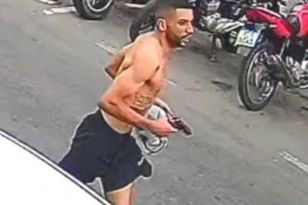 Homem faz reféns em loja de celulares no centro de Vitória da Conquista e transmite ação ao vivo