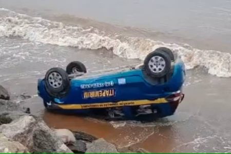Aluna de autoescola confunde pedais e capota carro em praia