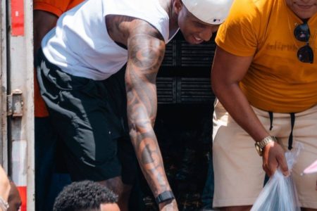 Anderson Talisca distribui cestas básicas em Feira de Santana