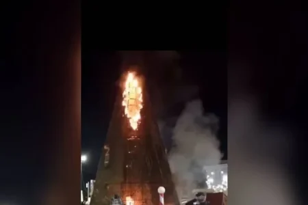 Árvore de natal pega fogo no Acre; ninguém ficou ferido Árvore de natal pega fogo no Acre; ninguém ficou ferido