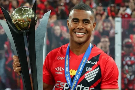 Ex-Athletico, Erick é contratado pelo Bahia em transação milionária