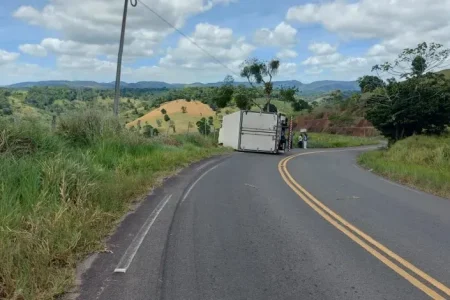 BA-540: Caminhão-baú tomba próximo a cidade de Mutuípe