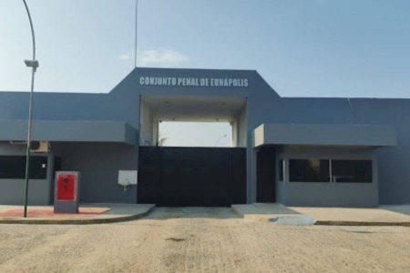 Grupo fortemente armado invade presídio em Eunápolis e liberta 16 internos
