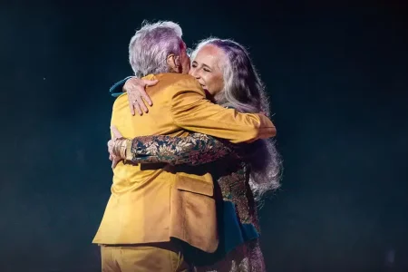 Caetano e Bethânia emocionam Salvador em show histórico na Fonte Nova