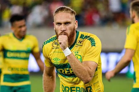 Vitória entra na briga com o Bahia por atacante que se destacou em 2024