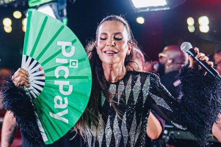 Nova ‘mamãe sacode’? Bloco de Ivete distribui leque e vira atração do Carnatal