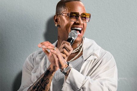 Léo Santana mostra como faz para testar as roupas antes de subir no trio