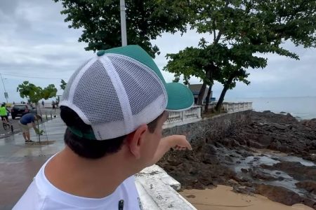 Vereador André Fraga denuncia despejo de esgoto no mar do Porto da Barra