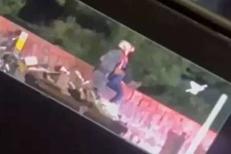 PM é flagrado jogando homem em córrego na Zona Sul de SP