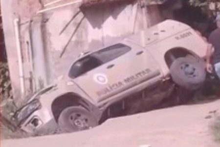 Policiais militares ficam feridos após viatura cair em córrego na Bahia