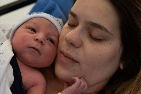 Após perder 10 kg durante internação, Viih Tube compartilha fotos do filho na maternidade
