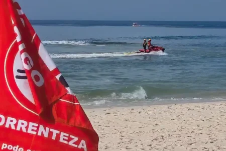 Bombeiros buscam homem que desapareceu no mar em Guarajuba