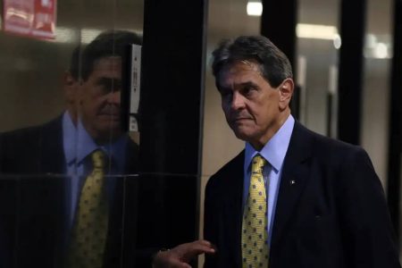 Roberto Jefferson deixa hospital após dois anos e volta para prisão domiciliar