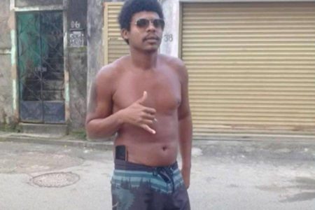 Homem é executado no bairro de Plataforma e foto com sinal ‘hangloose’ pode ter motivado crime