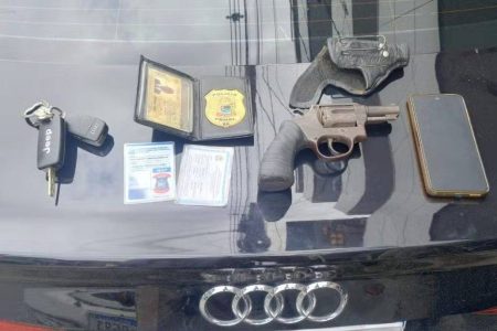Homem é preso com carro roubado e falso distintivo de PM em Salvador