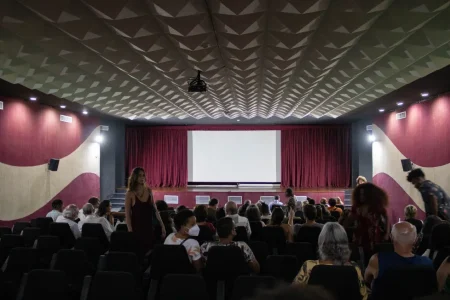 Bruno Reis sanciona lei que obriga cinemas de Salvador a iniciarem filmes no horário anunciado