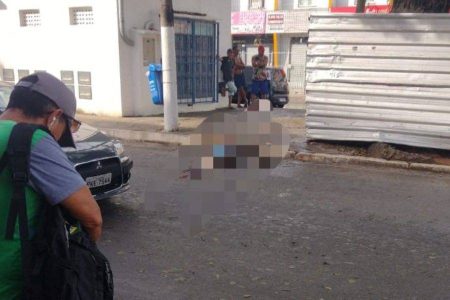 Homem é morto a tiros em via principal e carros fazem volta pela contramão, em Salvador