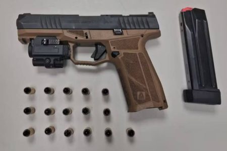 Casal é preso por porte ilegal de arma após acidente de trânsito em Feira de Santana