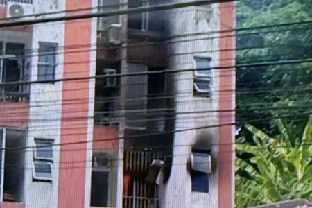 Apartamento pega fogo no Rio Vermelho nesta quinta-feira (9)