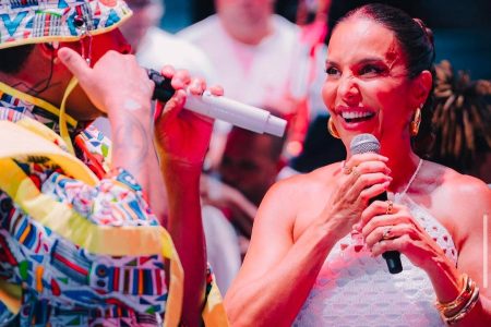 Ivete participa do Ensaio da Timbalada e leva público a loucura