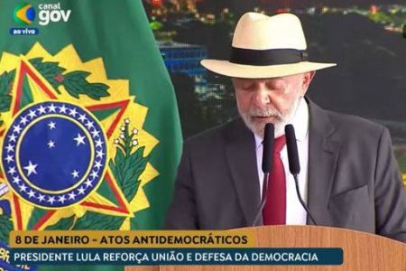 Lula compara relação com a democracia a de um amante durante evento no Planalto