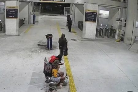 Homem é preso após agredir mulher com tapa no rosto no BRT do Rio