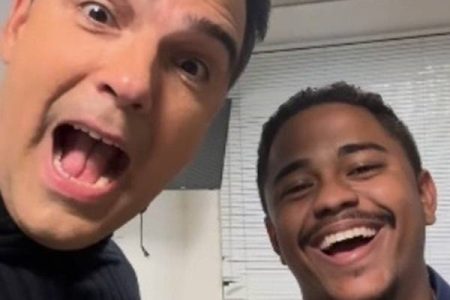 Cleber que disputou vaga no BBB25 faz pedido de casamento para namorada com a ajuda de Tadeu Schmidt