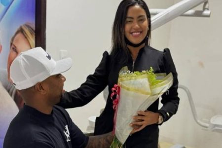 Davi presenteia a namorada com chocolate, e seguidores questionam a marca do bombom