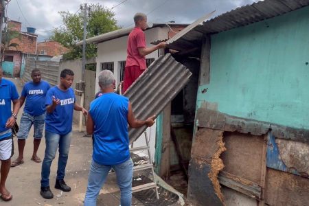 Vereador Gordinho da Favela e instituto social restauram moradias em comunidades de Salvador